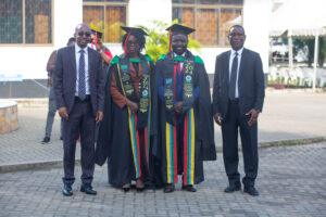 À partir du côté droit: Prof. Appolinary R. Kamuhabwa (recteur de MUHAS), moi, Dr. Naomi Mtafu (spécialiste en Urologie, —mon collègue), et Prof. Emmanuel Balandya (vice-recteur, chargé des affaires académiques, MUHAS) 