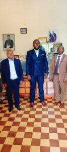 Samuel Kisalya au centre , à Droite sur la photo , son promoteur PO Malongo Telesphore; à Gauche, Professeur Pigeon Mahuka. Crédit Photo: Hervé Mukulu. 